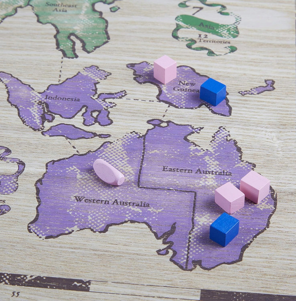 HASBRO Risk stratégiai társasjáték, fa játéktábla és bábuk, FRANCIA