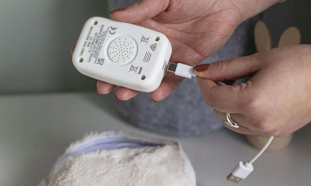 TOMMEE TIPPEE Sova Ollie Závesná hračka s melódiou a senzorom plaču 15 cm