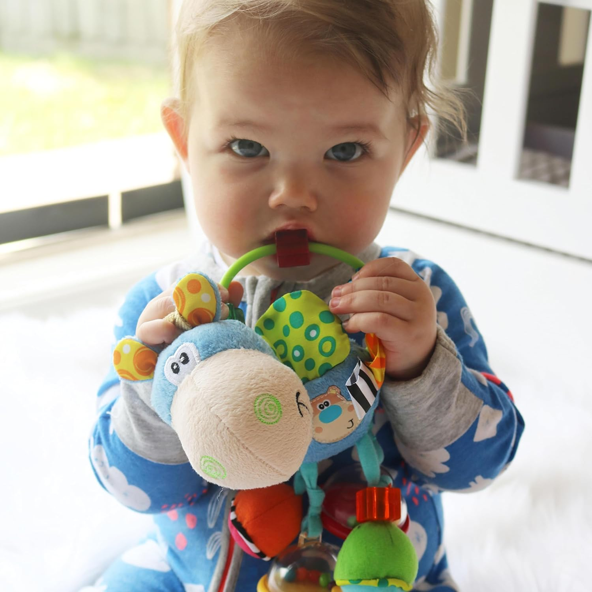 PLAYGRO Clip Clop αισθητηριακό παιχνίδι με κουδουνίστρα, καθρέφτη, λαβή