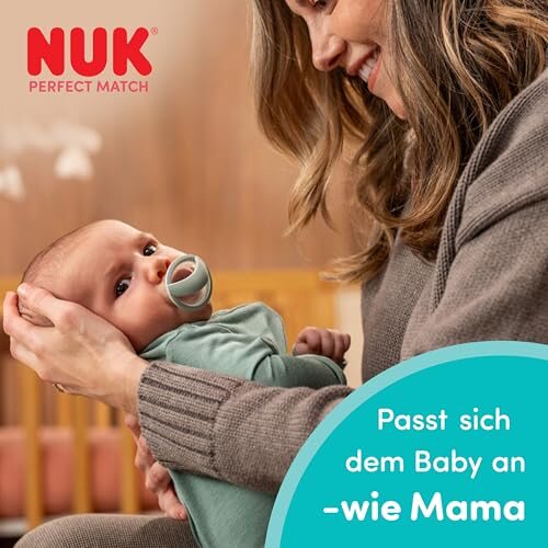 NUK Perfect Match smoczki 0-6 mies. 2 szt. zielony/niebieski – mama trzyma dziecko ze smoczkiem