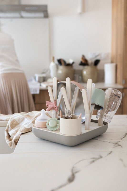 Suszarka BÉABA Forest Argile z butelkami na blacie kuchennym