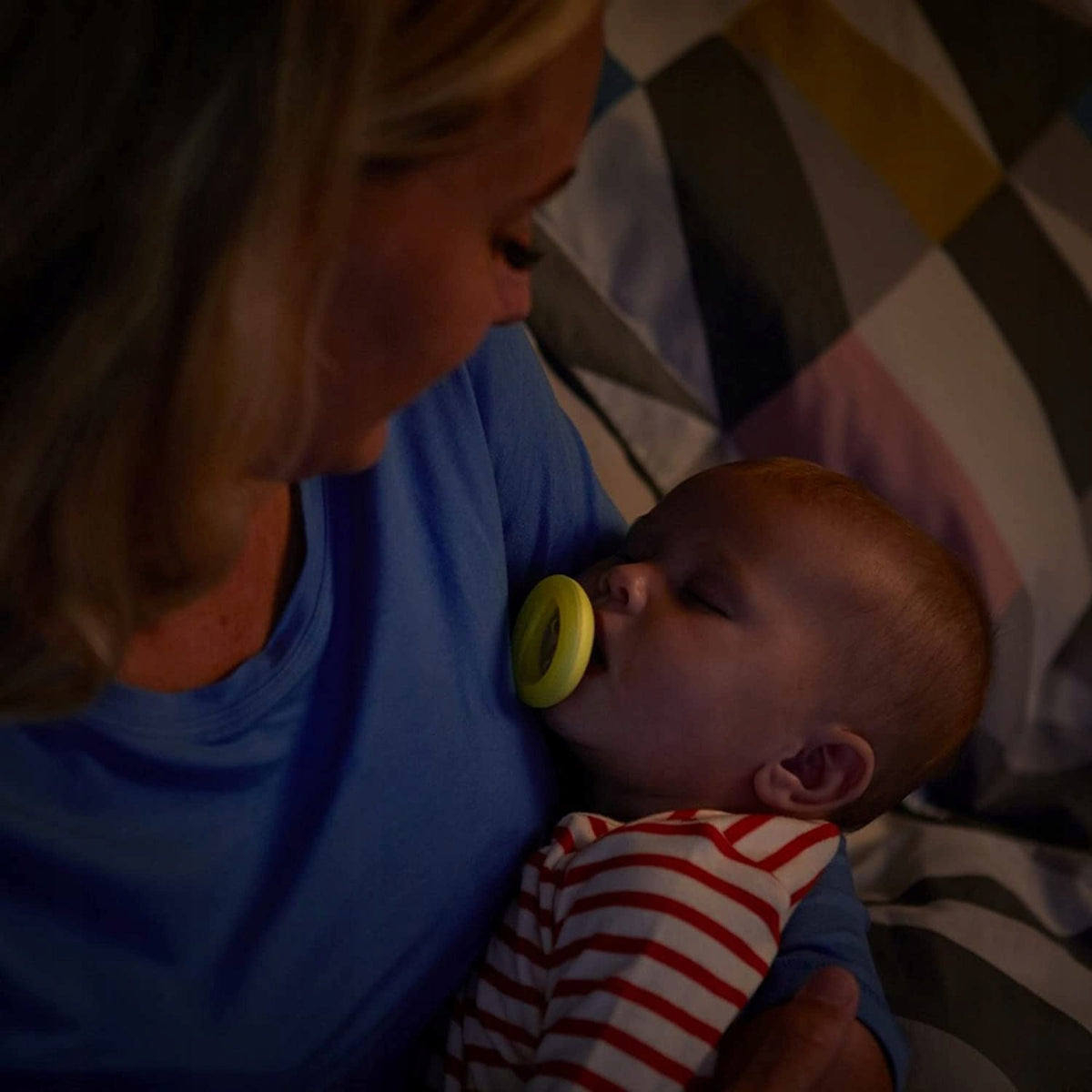 TOMMEE TIPPEE ortodontický dudlík x2 6-18 měsíců SVÍTÍ