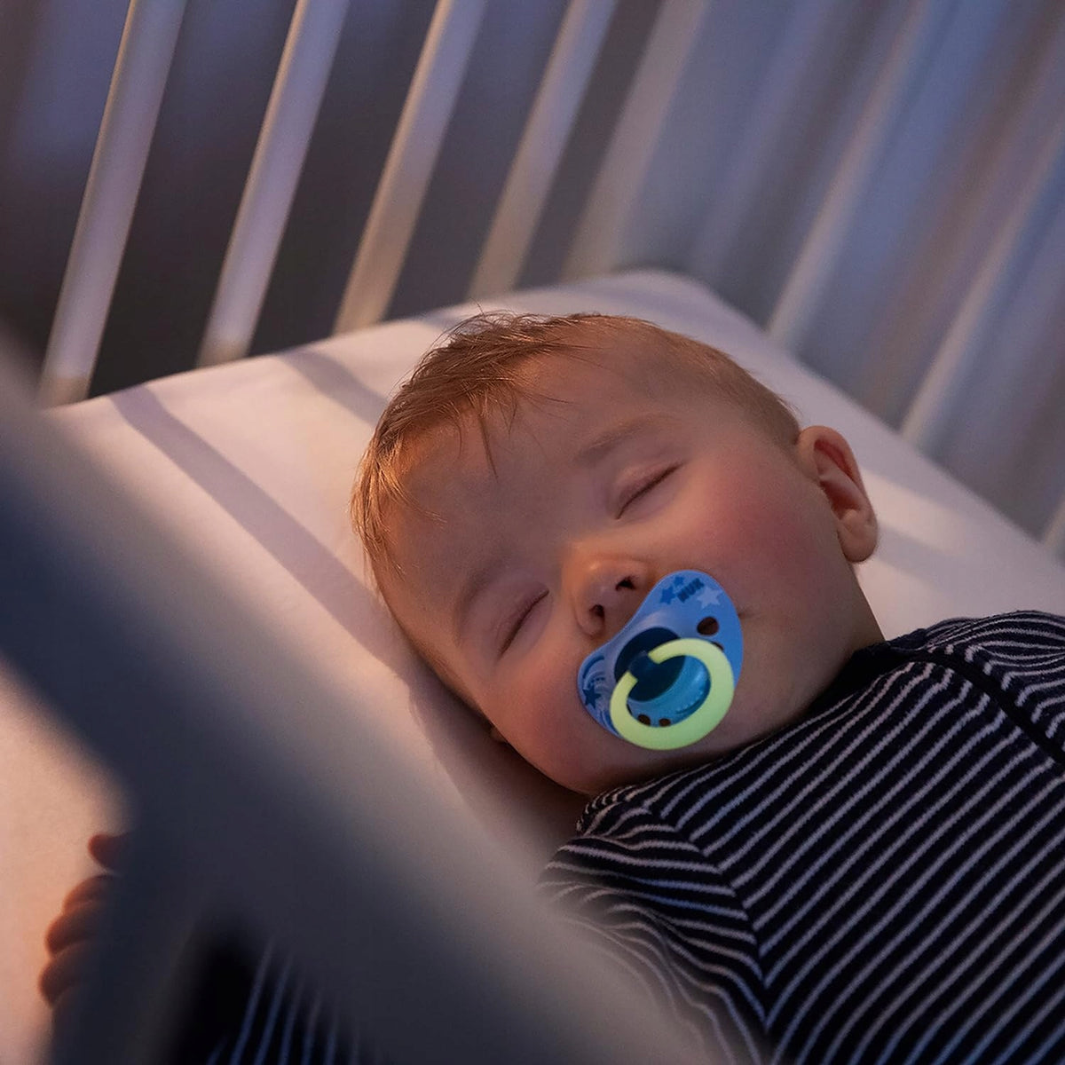 TOMMEE TIPPEE Ultra Light StayPut suzetă liniștitoare x4 0-6 luni