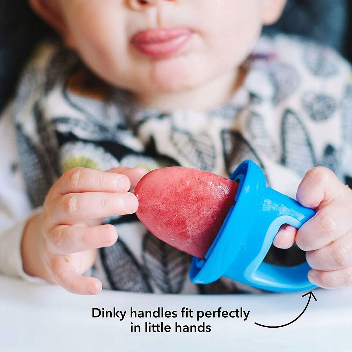 NUBY foremki do lodów x3 w kształcie smoczka 6m+ – niebieska foremka w małych rączkach dziecka