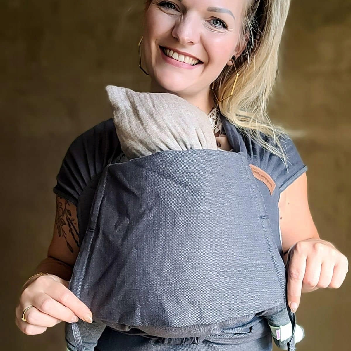 HOPPEDIZ hop-tye nosidełko ergonomiczne 0-30 msc. szare mei-tai z kapturem i regulacją siedziska