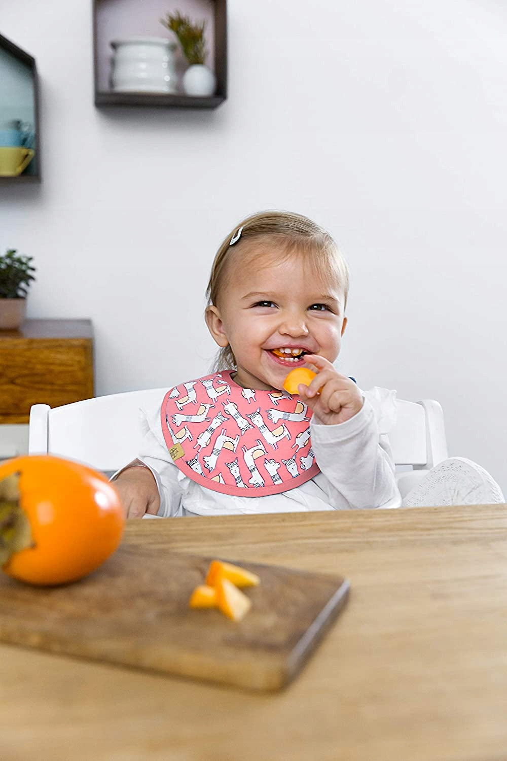 LASSIG śliniak bawełniany na rzep 0-12 msc ORGANIC dla niemowlęcia podczas jedzenia