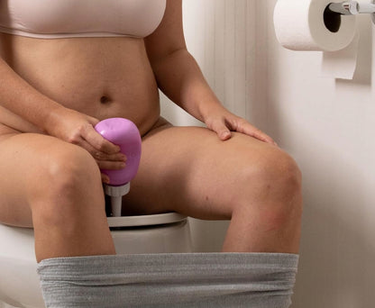 FRIDA Mom bottiglia per la cura post parto Peri 295 ml + custodia