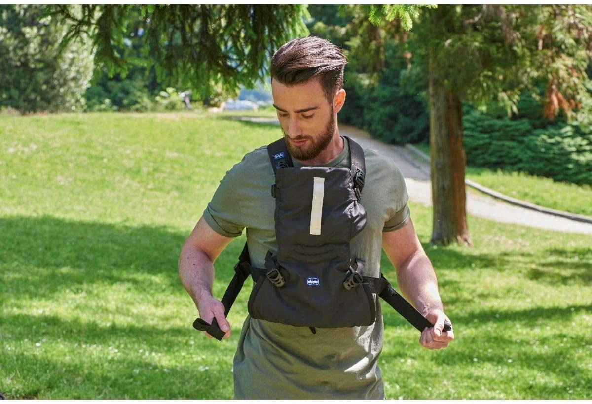 CHICCO EASY FIT nosidełko ergonomiczne czarne, noszone przez mężczyznę w parku