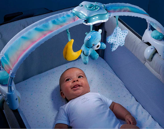 CHICCO Rainbow Sky 2w1 pałąk do wózka i pozytywka z lampką nocną, zawieszki nad niemowlęciem