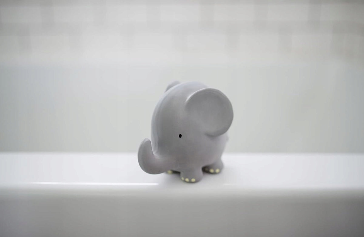 TIKIRI rubberen bijtspeeltje en badspeelgoed met rammelaar 9 x 11,5 cm OLIFANT