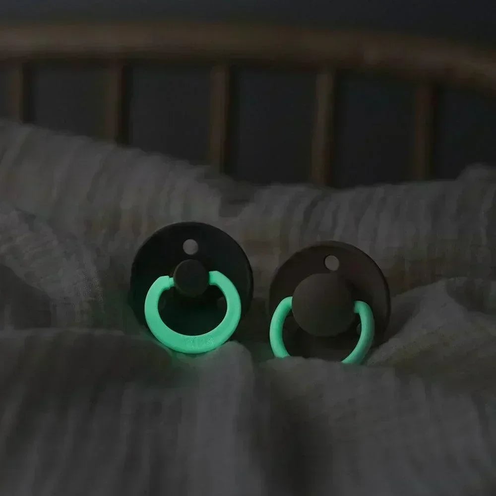 BIBS Colour Glow fopspeen van natuurrubber, lichtgevend 0-6m