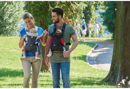 CHICCO EASY FIT nosidełko ergonomiczne, rodzice noszą niemowlęta w parku