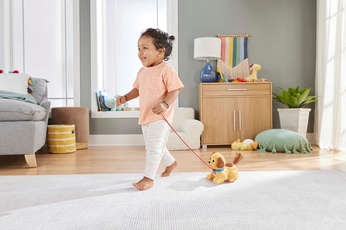 FISHER-PRICE Lil' Snoopy trekhondje 12 m+