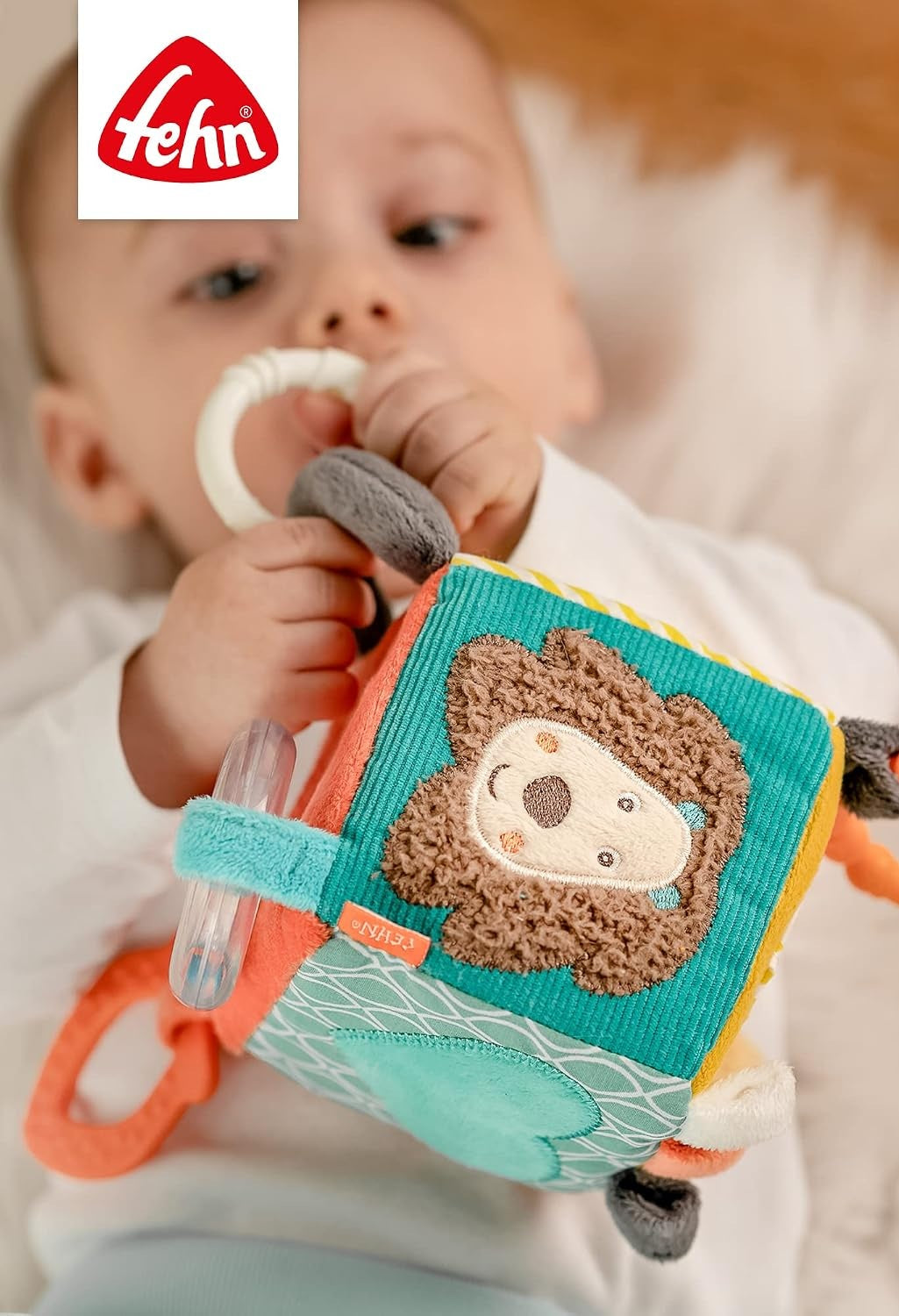 FEHN Activity Cube plyšová závěsná kostka s chrastítkem 10 × 10 cm