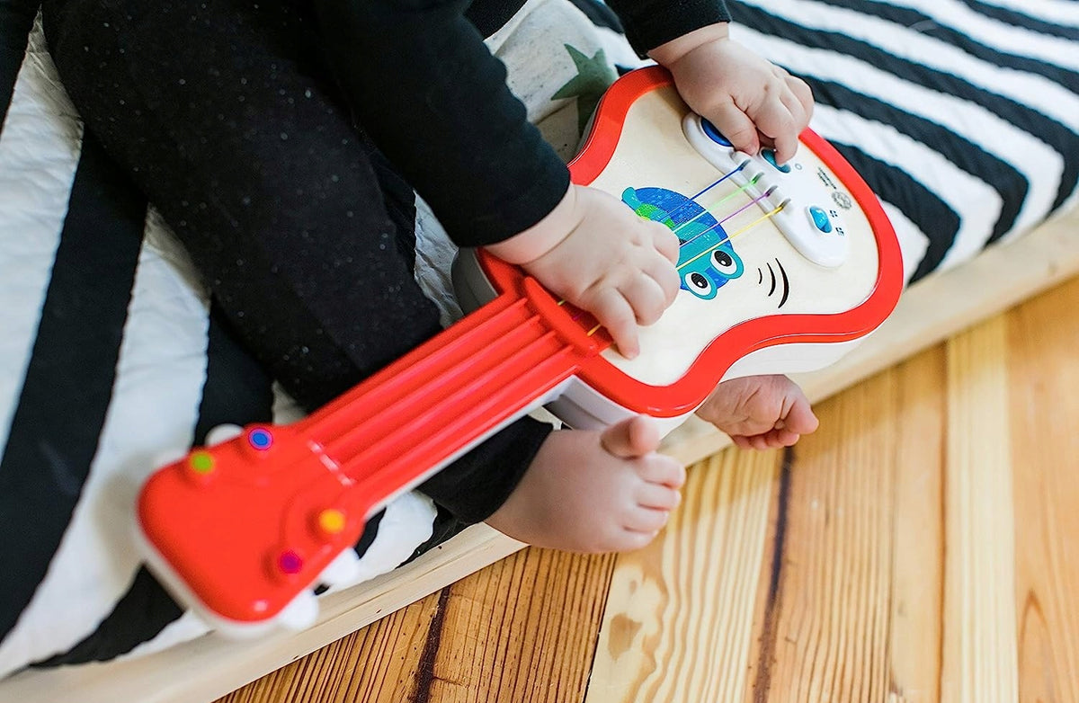 HAPE Baby Einstein ukulele 43 cm drewno, plastik czerwony ukulele edukacyjne dla dziecka 12 m+