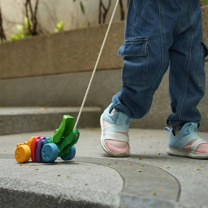 Aligator PlanToys podczas spaceru