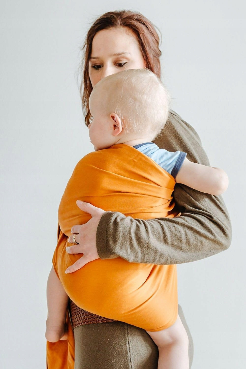 SHABANY chusta kółkowa do noszenia dziecka BAWEŁNA ORGANICZNA, mama nosi dziecko w pomarańczowym nosidle