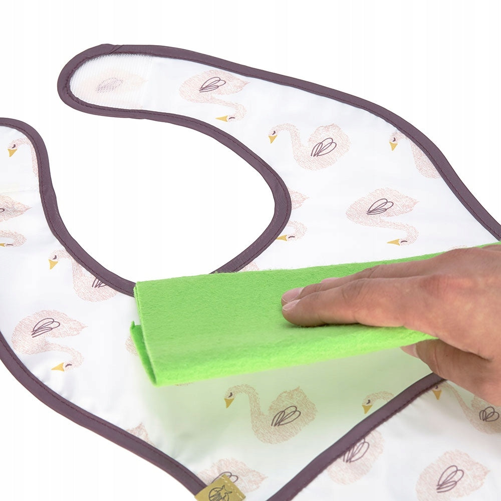 LASSIG plastic slabbetje met klittenband en zakje 6-24 maanden