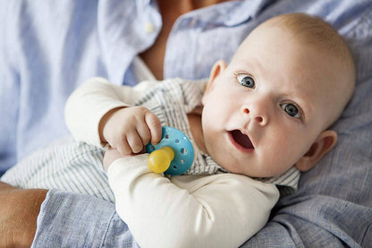 NIP CHERRY smoczek uspokajający x2 6msc+ dla niemowląt, kauczukowy, wolny od BPA i BPS, w dłoni dziecka