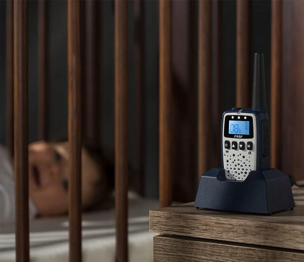 REER Care&Talk 2w1 niania elektroniczna i walkie-talkie 5 km, granatowa, w stacji ładującej