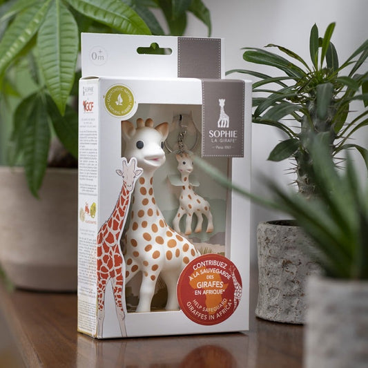 Zdjęcie poglądowe Sophie la Girafe GCF 516514 – pudełko edycji Sauvons les girafes na tle roślin