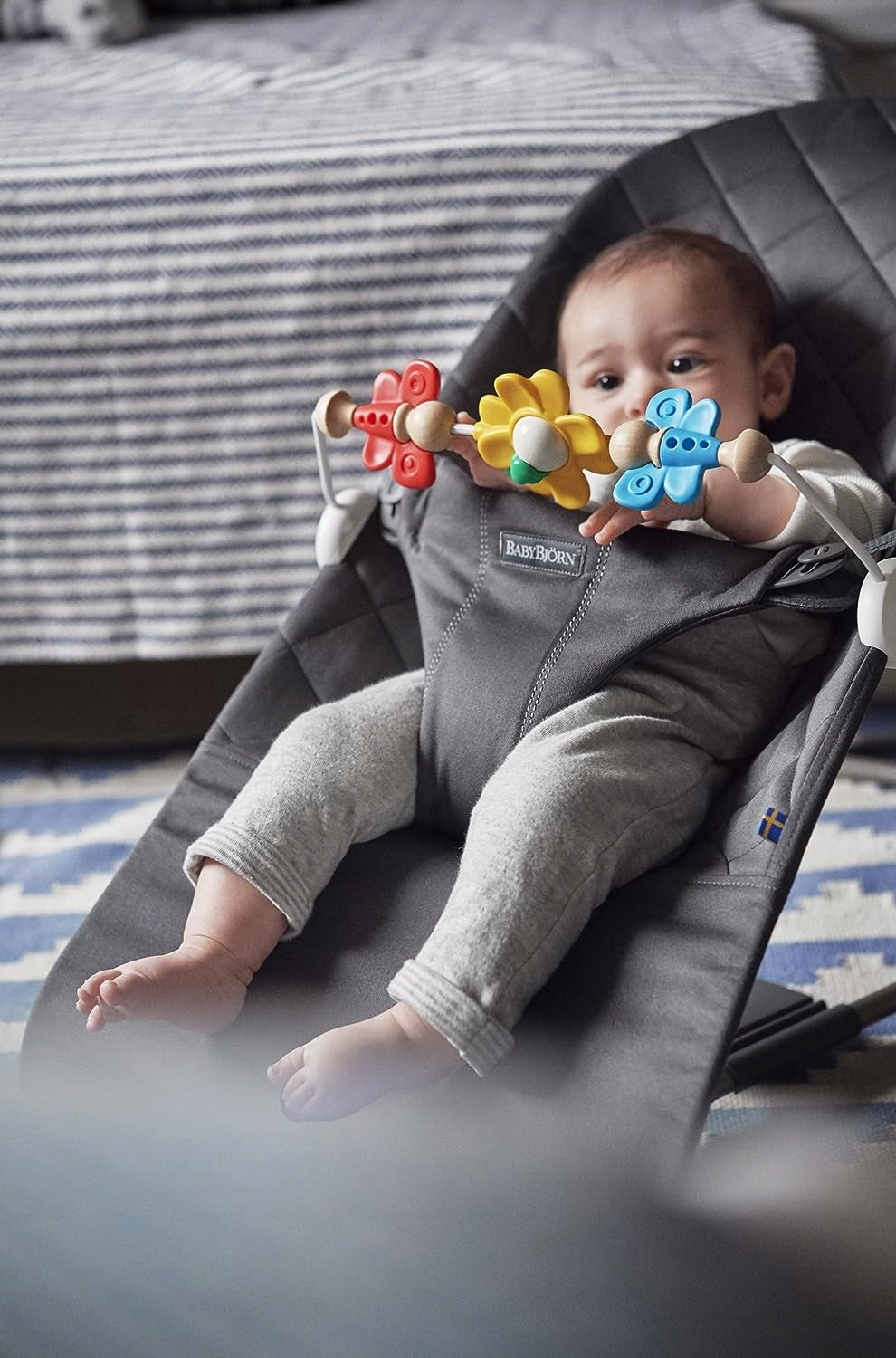 BABYBJORN Flying Friends dřevěno-plastikový hrazdička na lehátko 31 cm