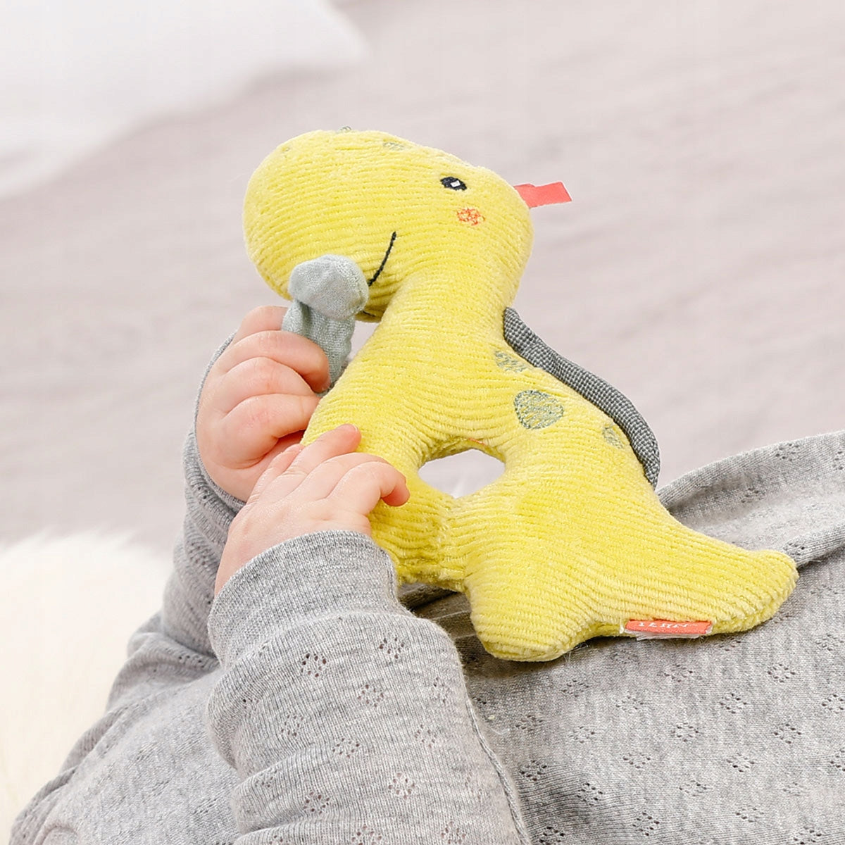 FEHN Happy Dino grzechotka chwytak dla niemowląt 16cm, miękka żółta zabawka sensoryczna dla dzieci 0+