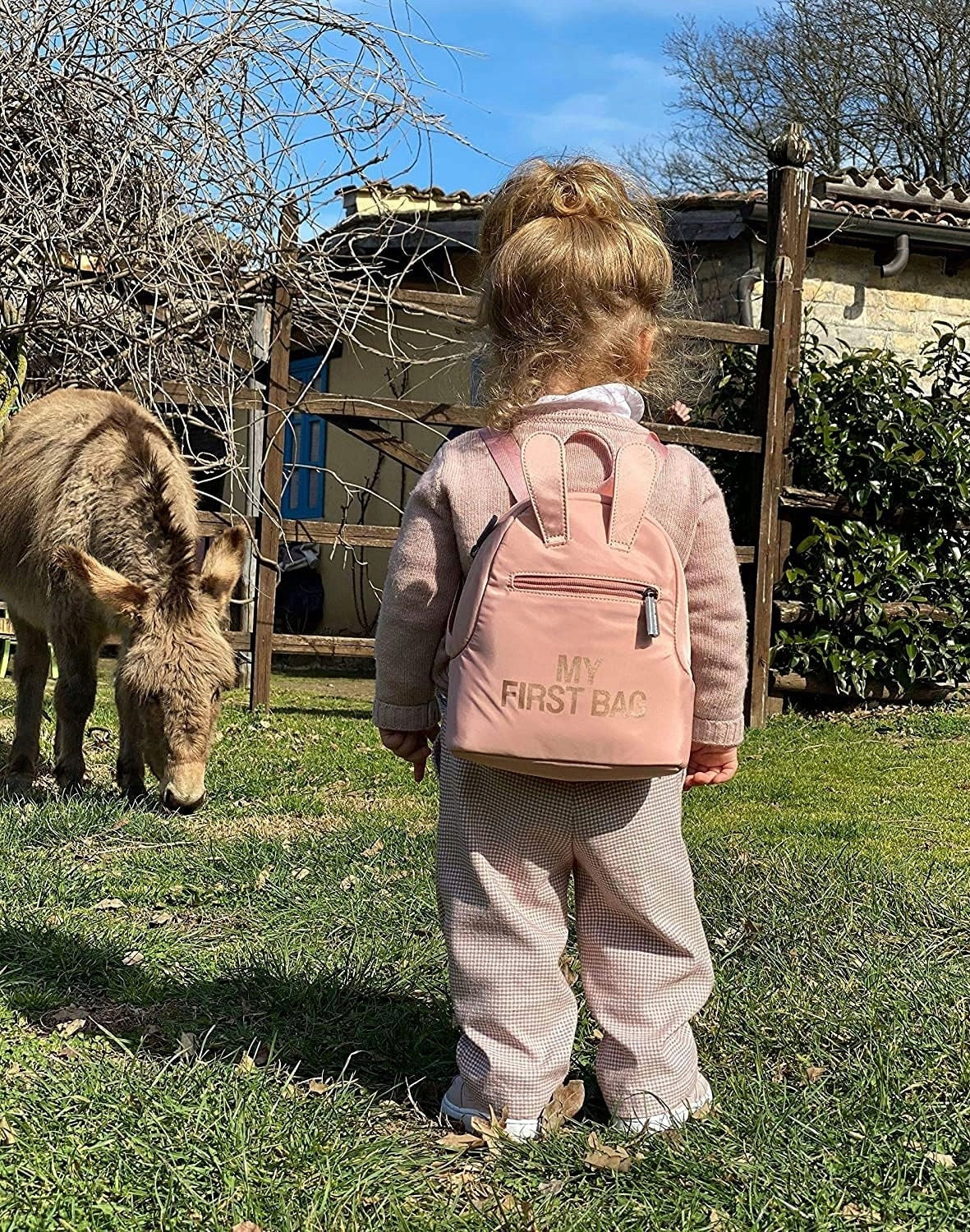 CHILDHOME My First Bag PLECAK dla dzieci miś różowy na dziecku przy zwierzęciu