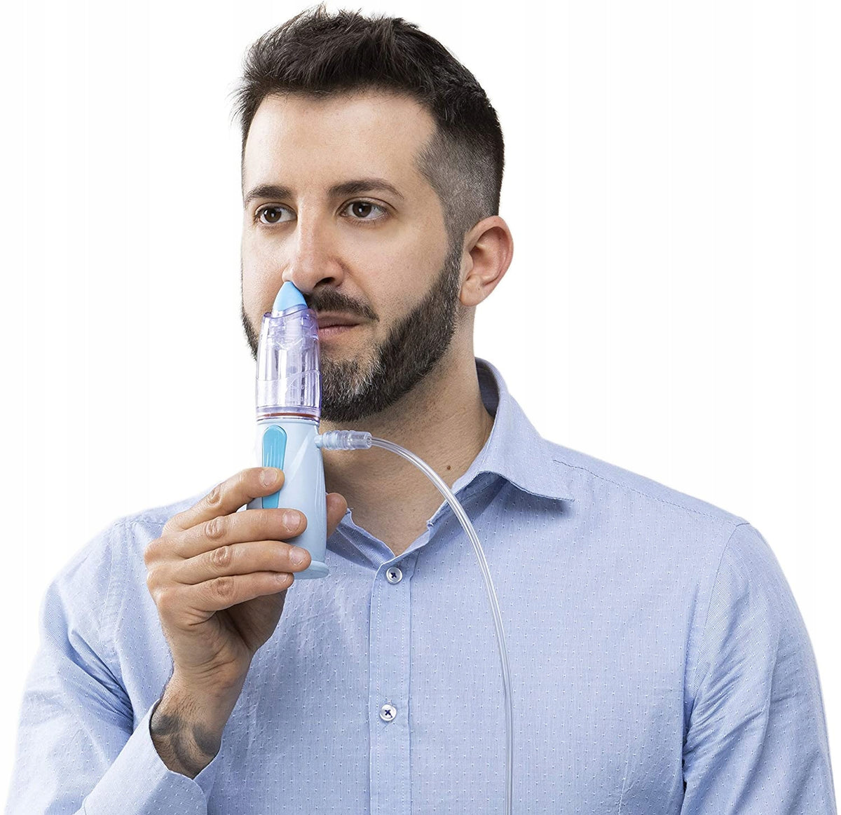 RINOWASH irygator do inhalatorów kompresorowych używany, mężczyzna pokazuje niebieski irygator do nosa