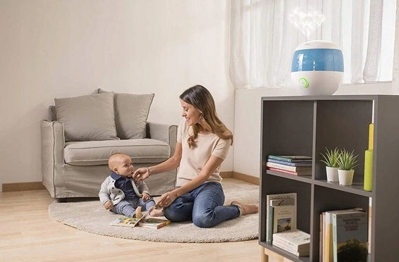 CHICCO Humi Hot Advance NAWILŻACZ POWIETRZA biało-niebieski na komodzie w salonie, nowoczesny wygląd