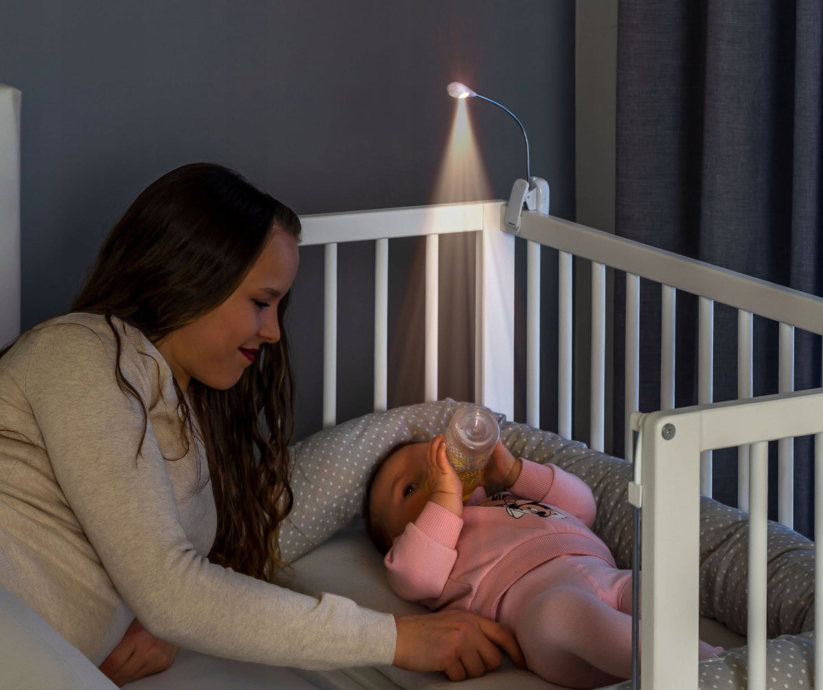 REER Mummy&Me lampka nocna LED z elastyczną szyjką na klips, idealna do karmienia i przewijania dziecka