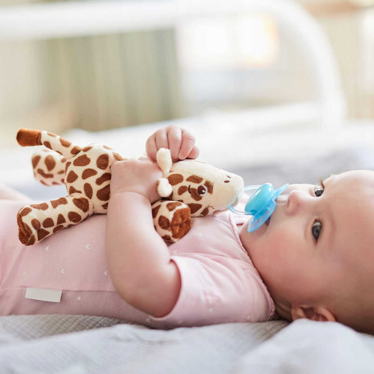 AVENT smoczek uspokajający z przytulanką 0-6m z pluszową żyrafką i dzieckiem
