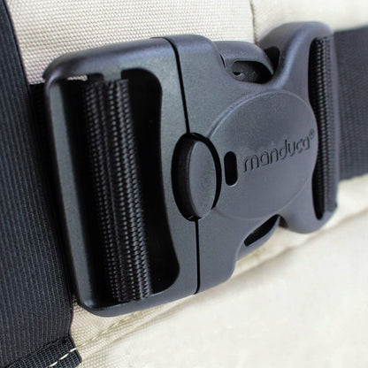 MANDUCA First nosidełko klamrowe bawełna ORGANIC, czarna klamra zapięcia na pasie