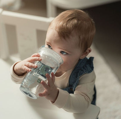Dziecko pijące z kubka MAM Easy to Drink Cup