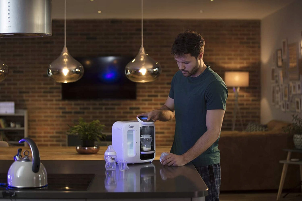 TOMMEE TIPPEE Perfect Prep EKSPRES Day&Night podgrzewacz do mleka na blacie w nowoczesnej kuchni