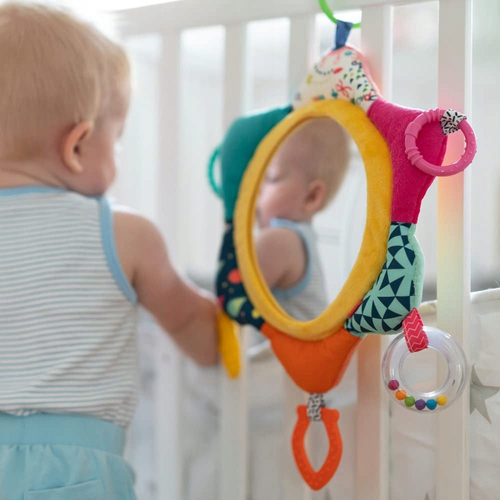 FEHN zawieszka z lusterkiem i zabawkami 34 cm dla niemowląt, kolorowa zabawka z lustrem i grzechotkami