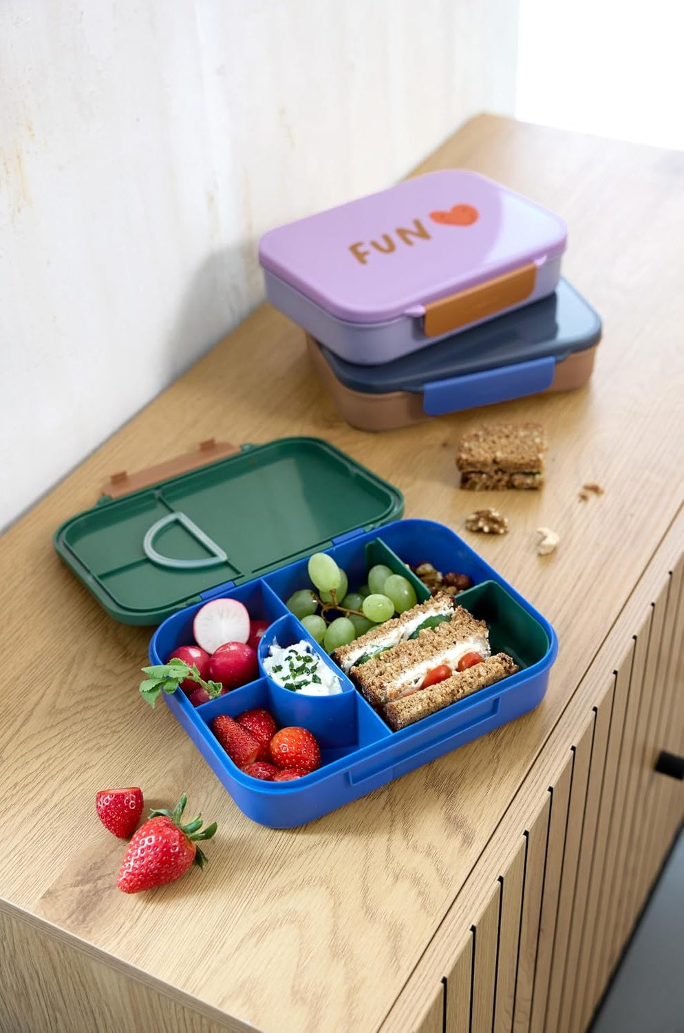 LÄSSIG Bento lunchbox met vakken 17 × 21 cm Regenboog