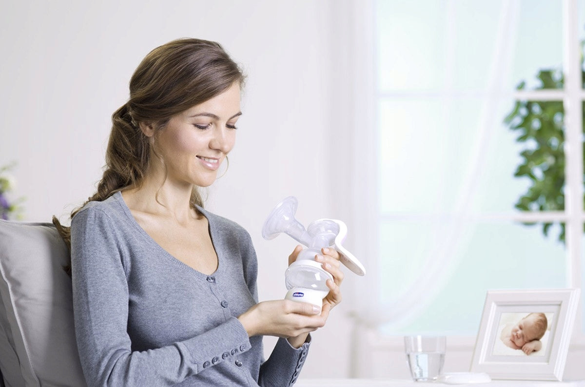 CHICCO Natural Feeling LAKTATOR RĘCZNY 150 ml U "O. ręczny laktator Chicco z butelką 150 ml i smoczkiem, biało-różowy
