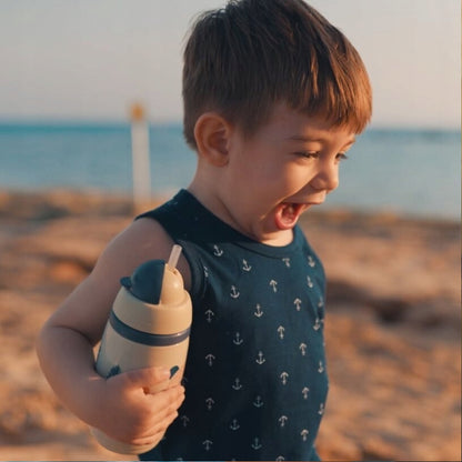 TOMMEE TIPPEE Superstar bidon ze słomką 266 ml 12 m+ dla dziecka na plaży