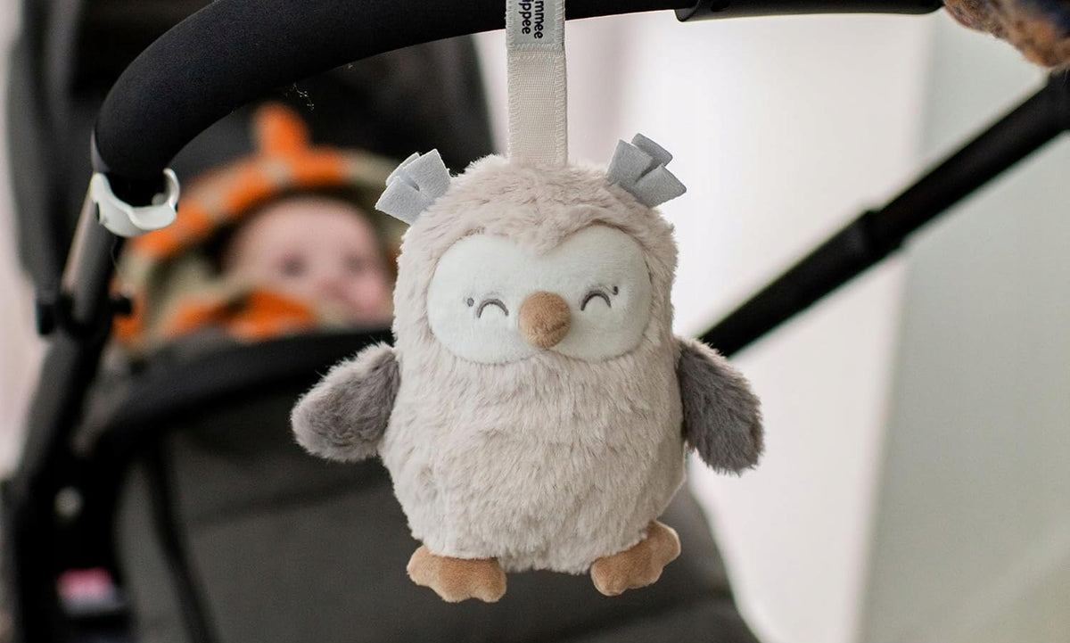 TOMMEE TIPPEE Sova Ollie Závesná hračka s melódiou a senzorom plaču 15 cm