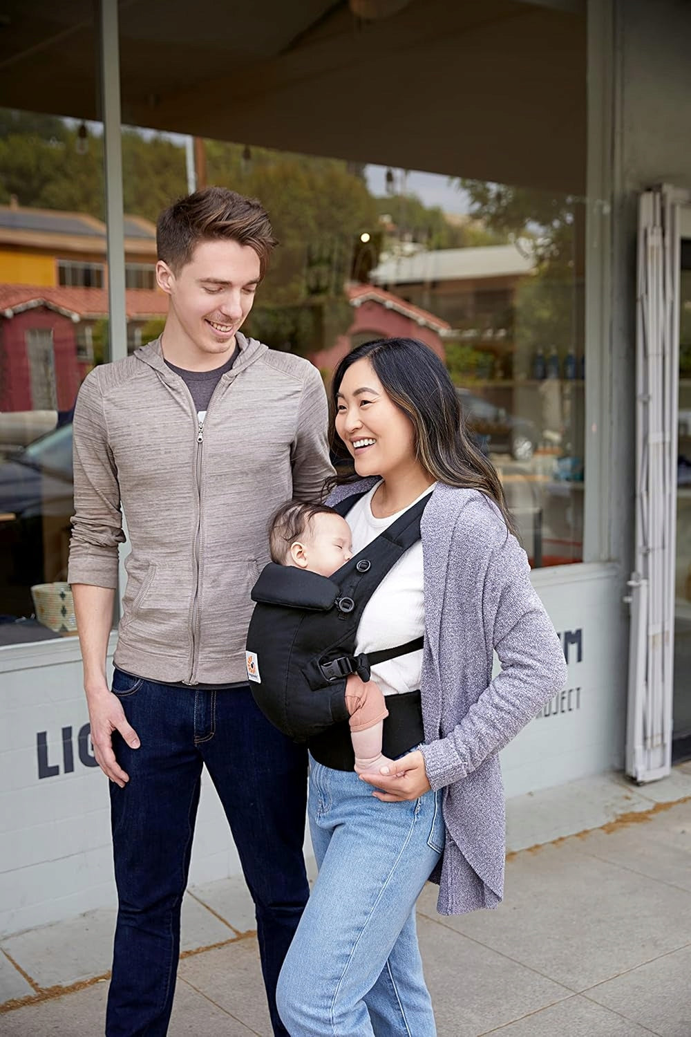 ERGOBABY ADAPT nosidełko ergonomiczne 3,2-20kg czarne, noszone przez mamę z dzieckiem na spacerze