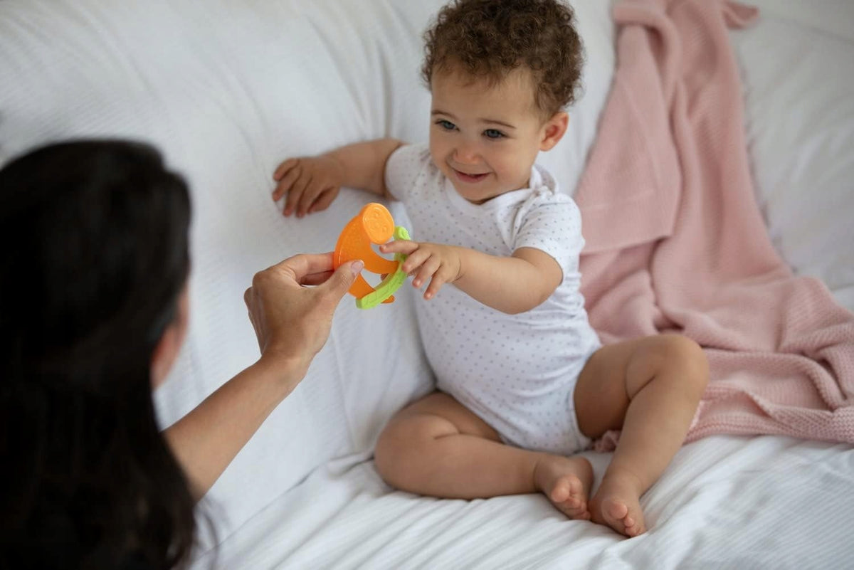 CHICCO Fresh gryzak chłodzący i masujący 4 m+ LENIWIEC dla niemowląt, pomarańczowy, łatwy do chwytania