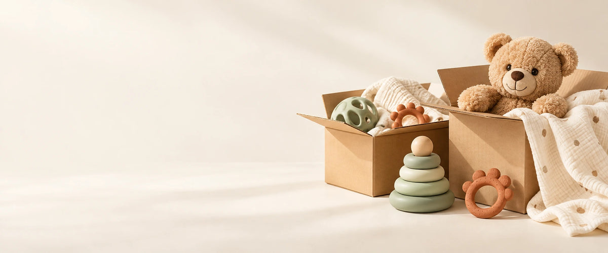 Illustratie van de magazijnopruiming bij OutletBaby: dozen met babyaccessoires op een crèmekleurige achtergrond.